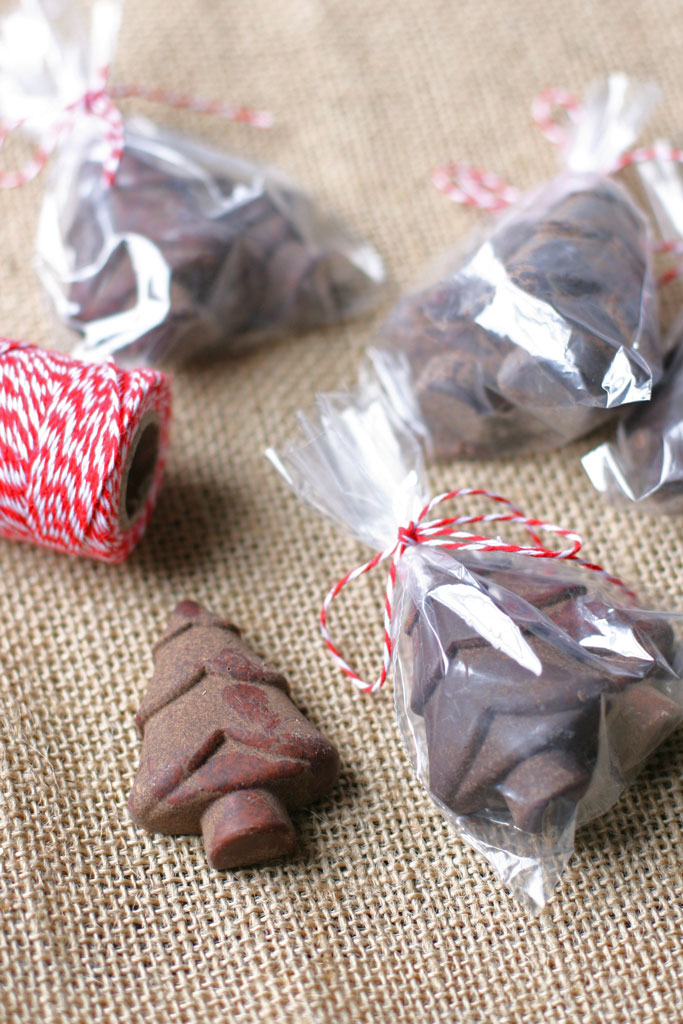 Who doesn't love edible gifts? Give these homemade chocolate covered almonds as a handmade gift this year -- bonus if you put them in Christmas tree molds!