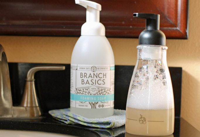 How to Make Homemade Non-toxic Germ-Fighting Foam Hand Soap (2 Different Ways)