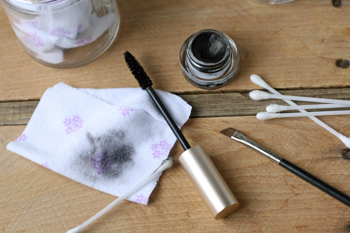 2 Ingredient Non-toxic Makeup Remover + DIY Makeup Removing Cloths